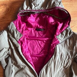 Women’s XL Arc’teryx Atom insulated jacket. Hood
